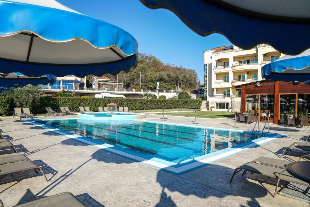 Bazén v ubytování Apart Hotel Llolla nebo v jeho okolí