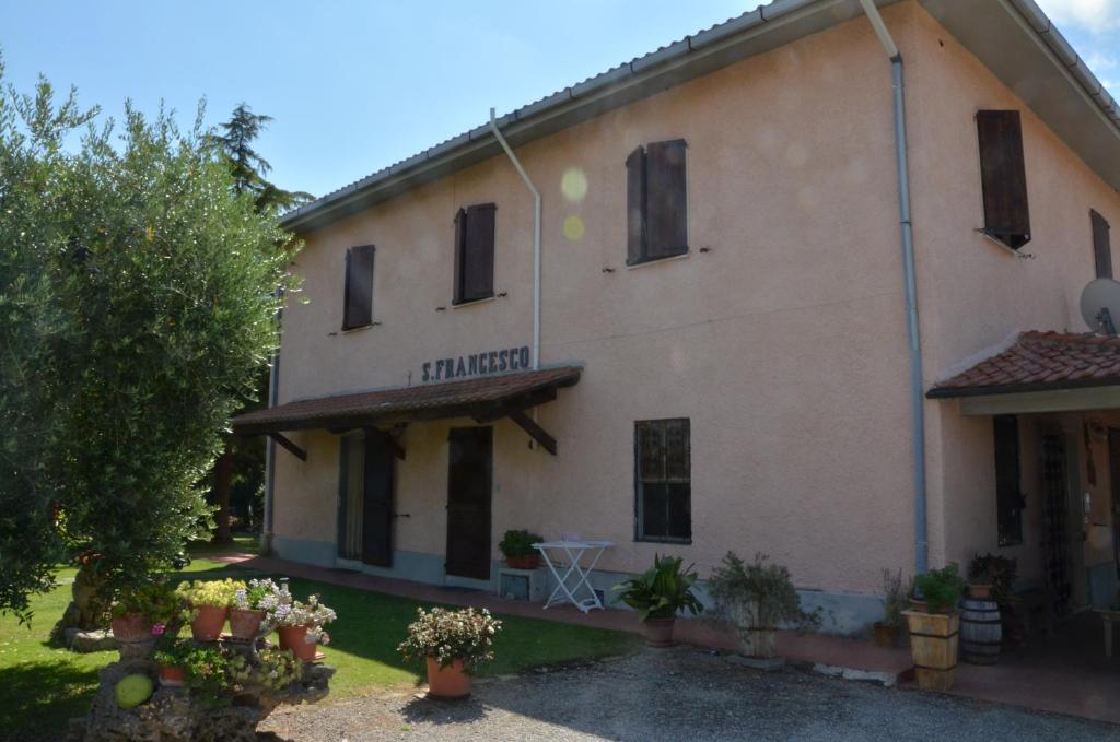 vista esterna sull'edificio del casale di Agriturismo San francesco a Orbetello