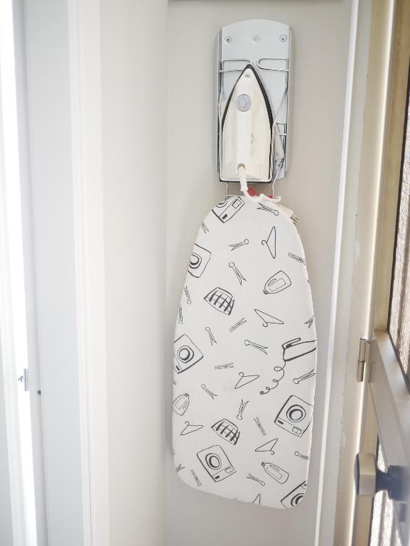 deskę surfingową wiszącą na ścianie obok drzwi w obiekcie La Casetta Narni w mieście Narni Scalo