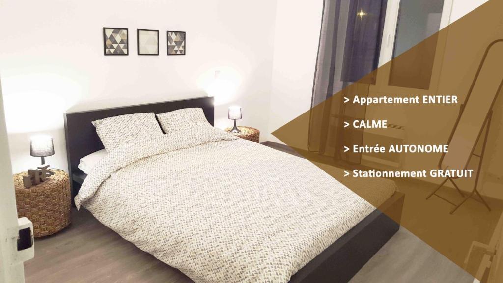 チュールにあるAppart Confortable à Tulle - Bien situé - Calmeのベッドルーム1室(白い掛け布団付きのベッド1台付)