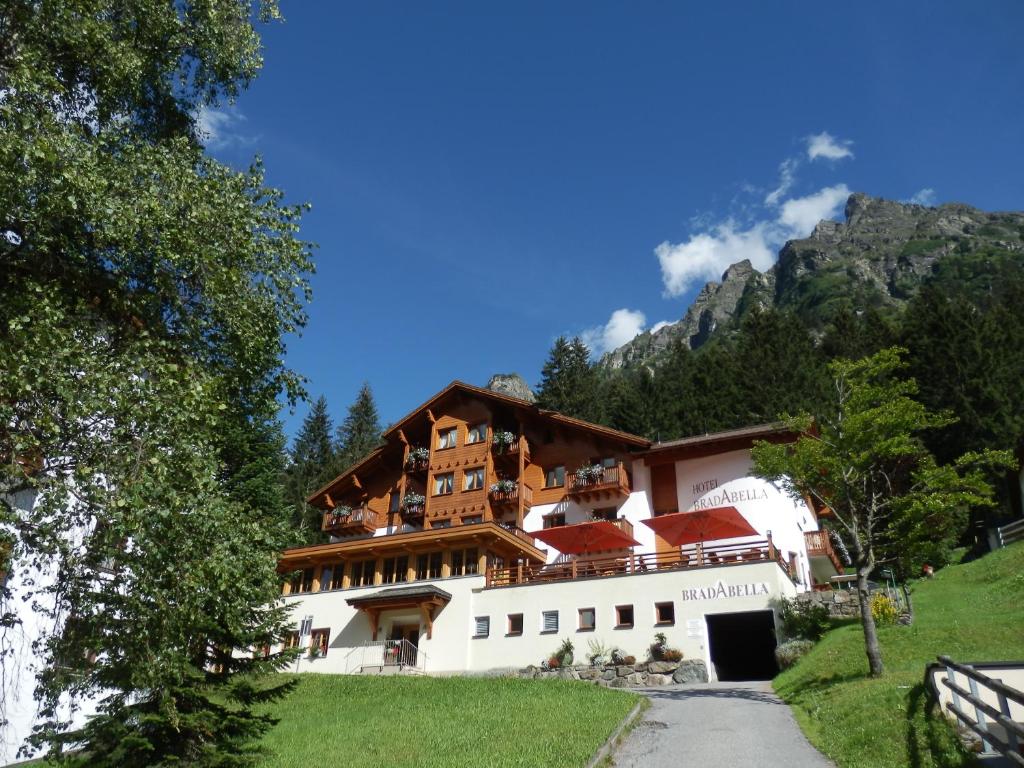 un bâtiment sur une colline avec une montagne dans l'établissement Hotel Bradabella - Montafon, à Gargellen