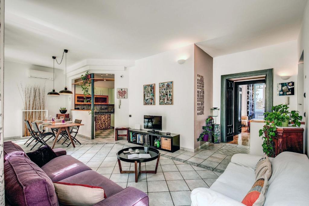 ein Wohnzimmer mit einem Sofa und einem Tisch in der Unterkunft Domus Lunae in Rom
