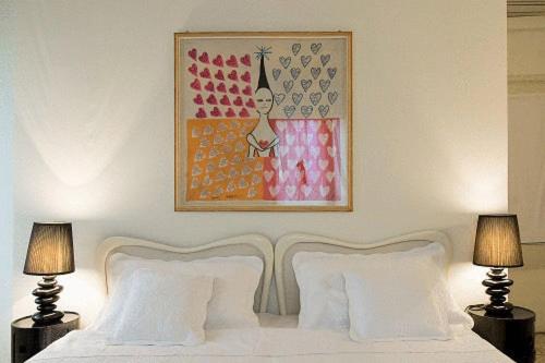 1 dormitorio con 1 cama con 2 lámparas y 1 pintura en Bed & Bed Peterson, en Florencia