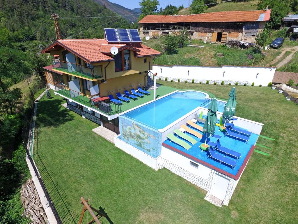 una vista aérea de una casa con piscina en Къща за гости Суни Транс, en Smolyan