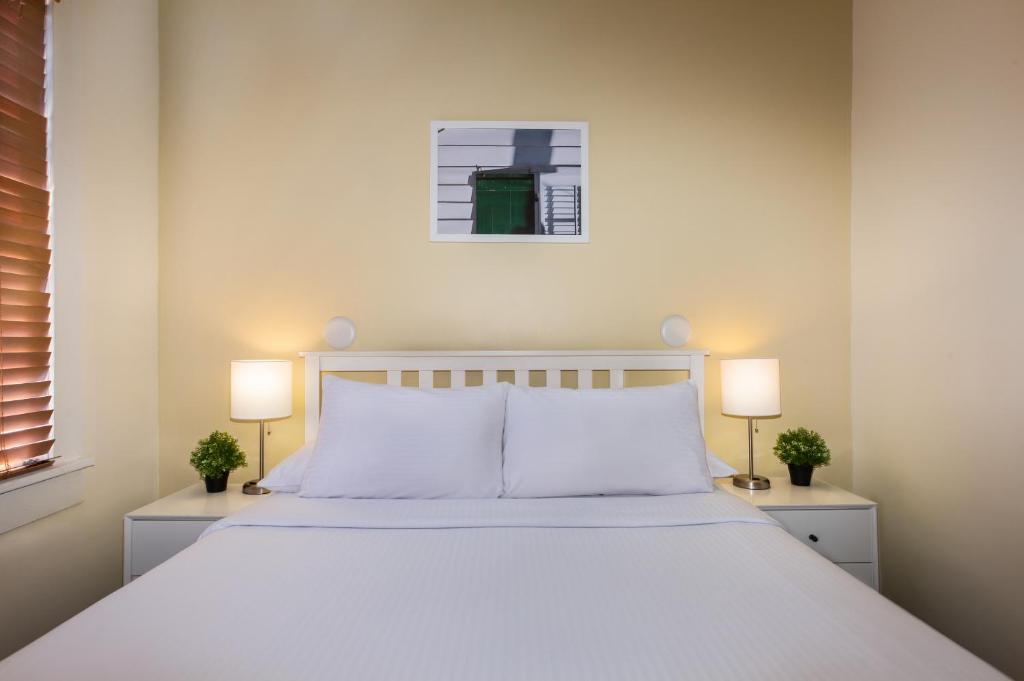 Postel nebo postele na pokoji v ubytování Southernmost Inn Adult Exclusive