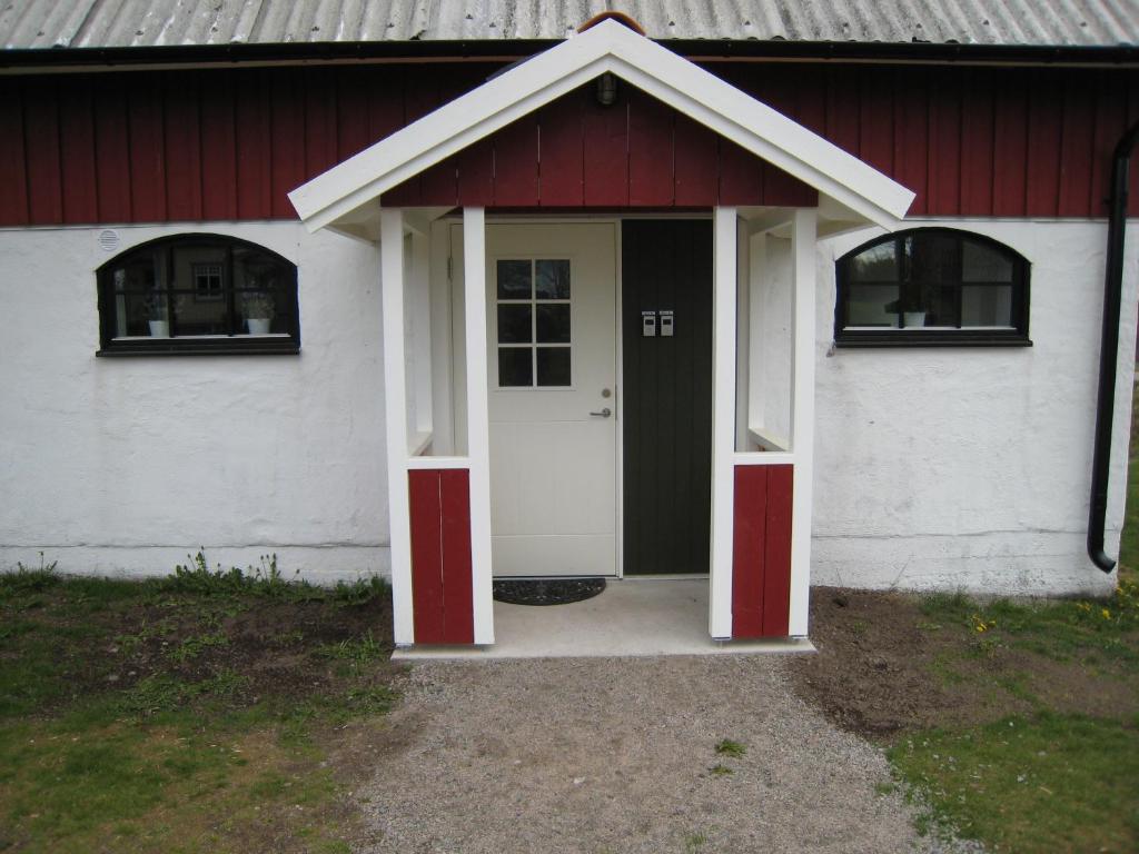 a red and white barn with a white door at stixered fegen in Fegen