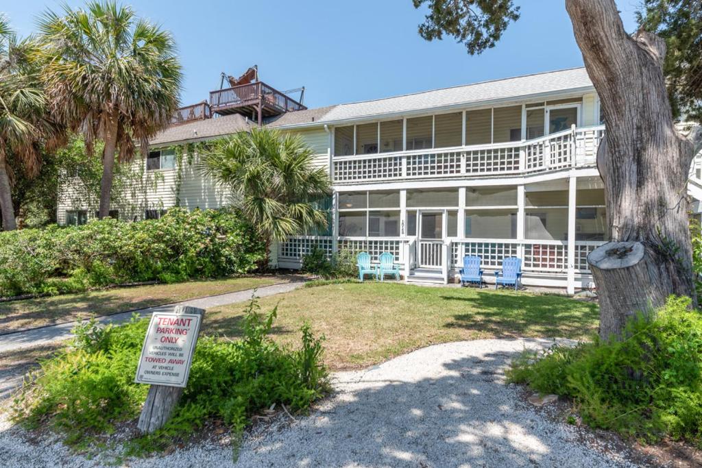 une maison avec un panneau devant elle dans l'établissement Somewhere in Time, à Tybee Island