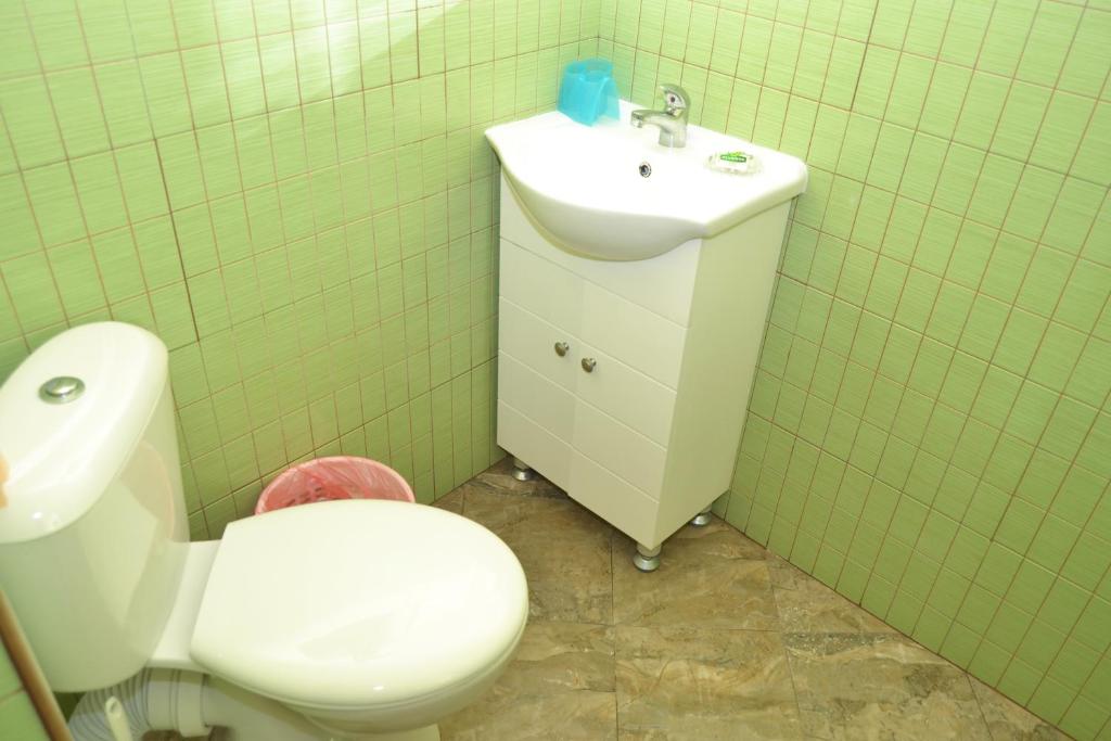 Преимущества шпонированной мебели для обустройства ванных комнат