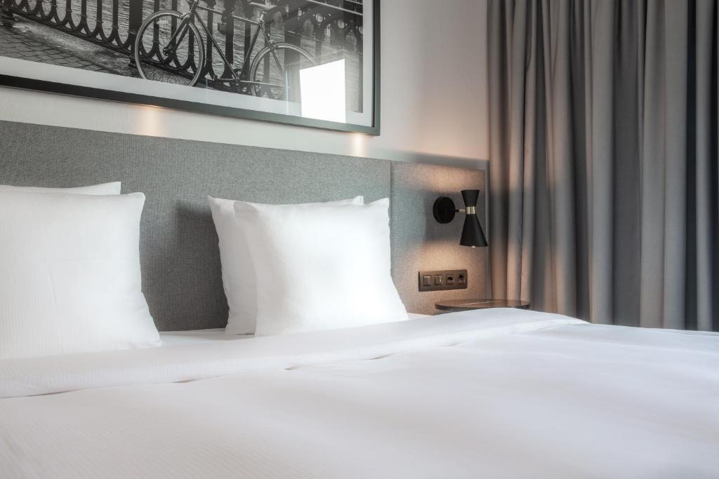 Radisson Hotel Zurich Airport - Superior Room With Airport View
