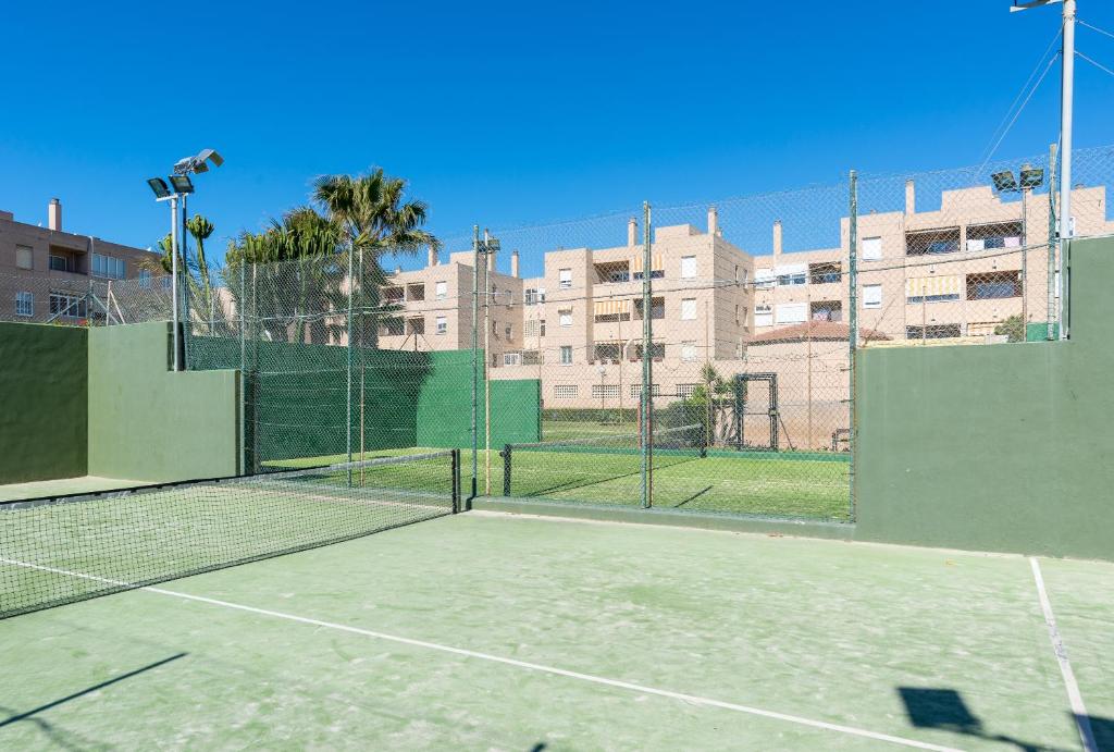 Tenis alebo squash v ubytovaní Sandy Playa Golf Málaga con Parking alebo jeho okolí