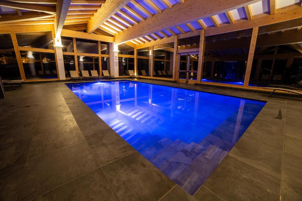 Bazén v ubytování Caminetto Mountain Resort nebo v jeho okolí