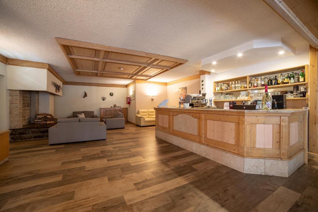 Lounge nebo bar v ubytování Caminetto Mountain Resort