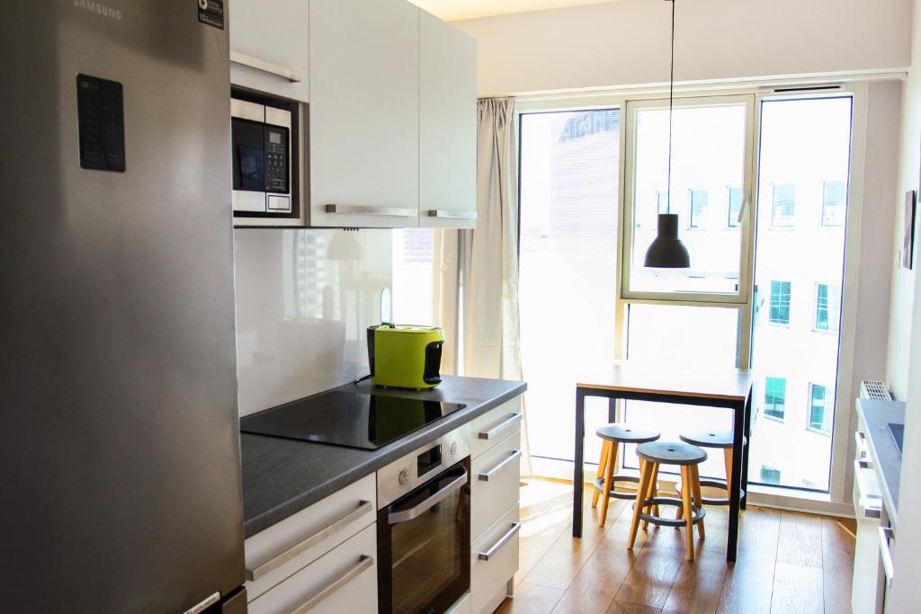 Kuchyň nebo kuchyňský kout v ubytování Apartamenty I.M.A Towarowa