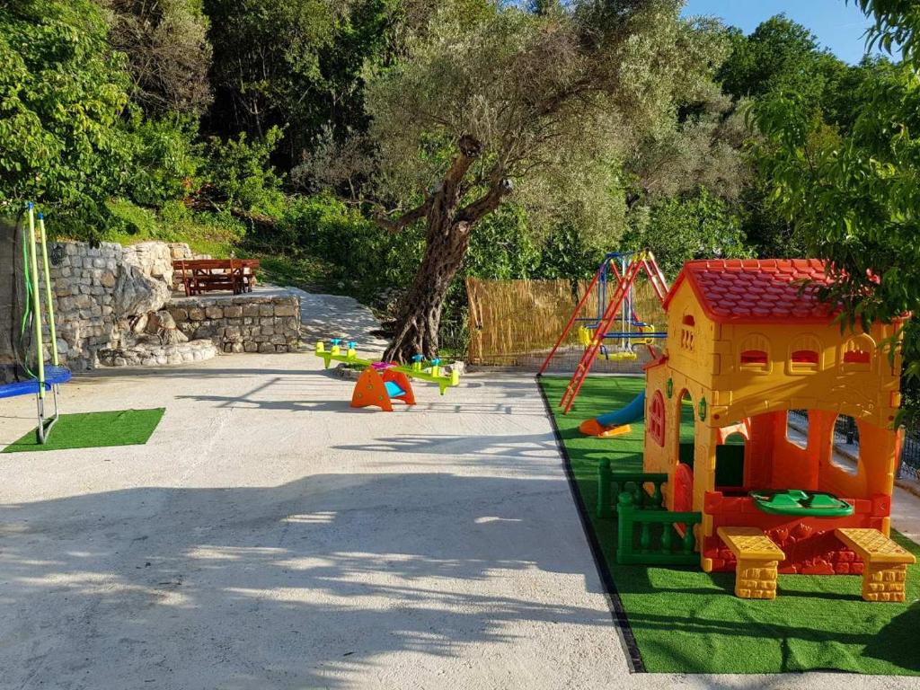 un parque infantil con equipo de juegos en Apartments Djedovic 2, en Petrovac na Moru