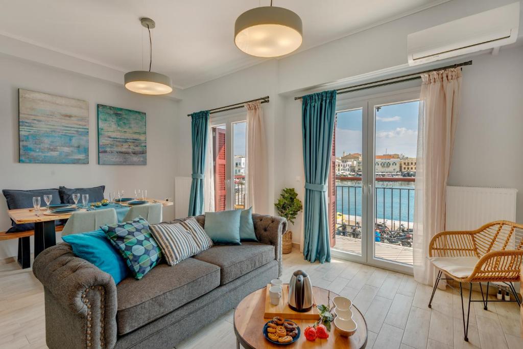 un soggiorno con un divano e un tavolo di Anaria Blue Suite a Ermoupoli