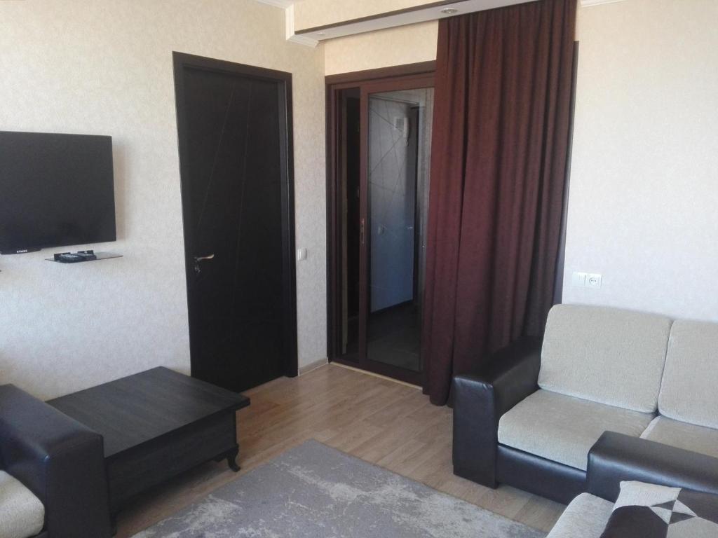 var-ketili في تبليسي: غرفة معيشة مع أريكة وكرسي