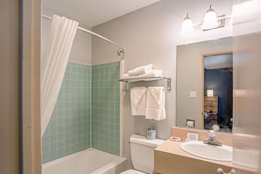 een badkamer met een wastafel, een toilet en een douche bij Quality Inn Frontier at US Hwy 30 in Clinton