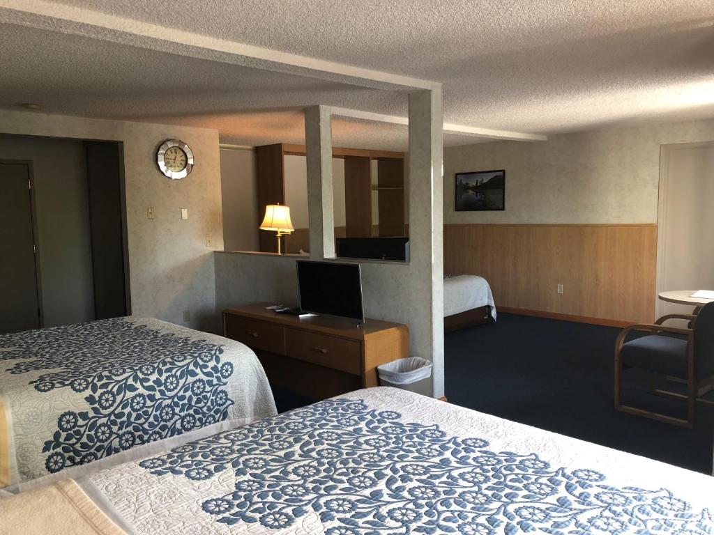 Postel nebo postele na pokoji v ubytování Days Inn by Wyndham Corvallis