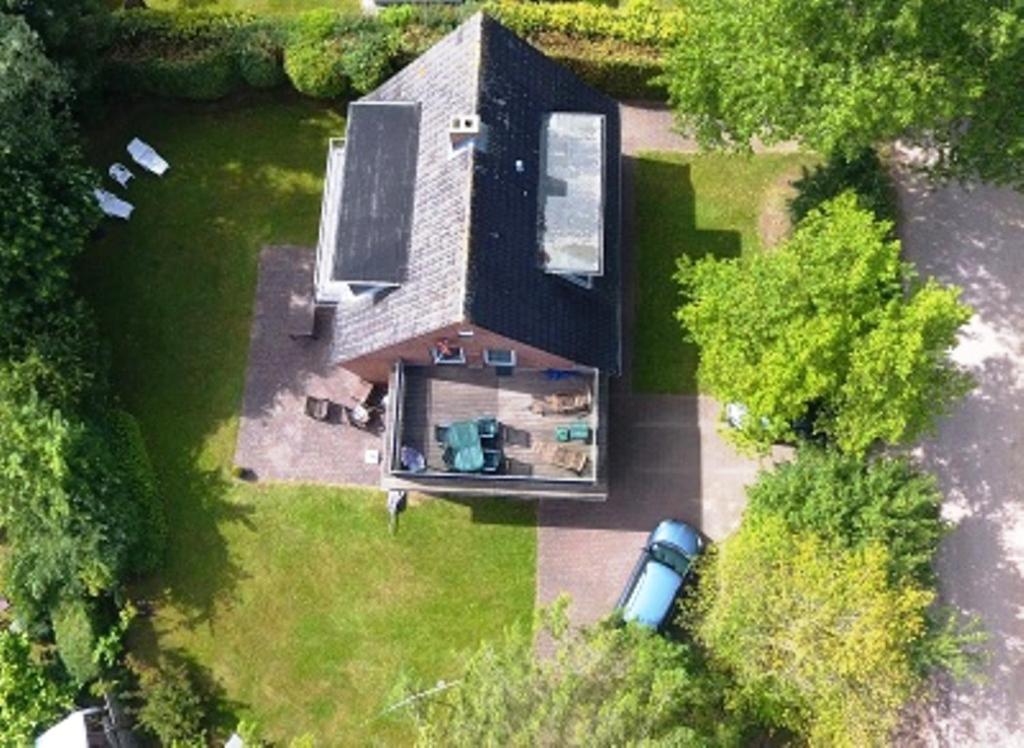 an overhead view of a house with a boat in the yard at Ferienwohnung Halligblick in Nieblum