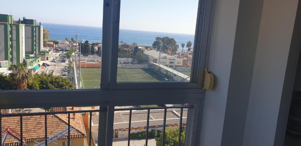 une fenêtre avec vue sur un court de tennis dans l'établissement LU&CIA El PALO, à Malaga
