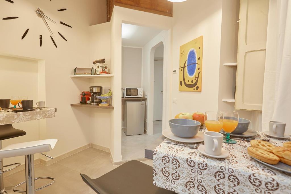 uma cozinha com uma mesa com comida em Better & Better em Palermo