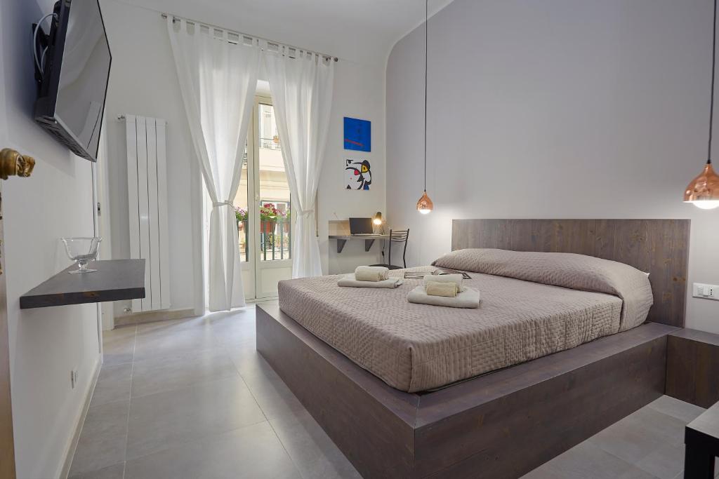 Uma cama ou camas num quarto em Better & Better