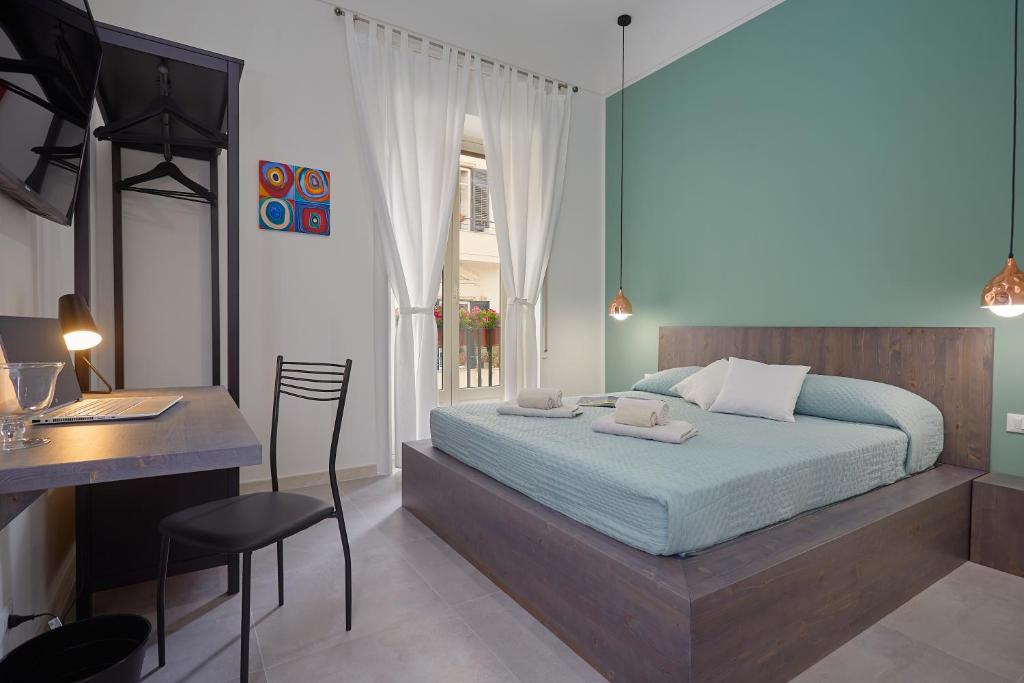 Uma cama ou camas num quarto em Better & Better