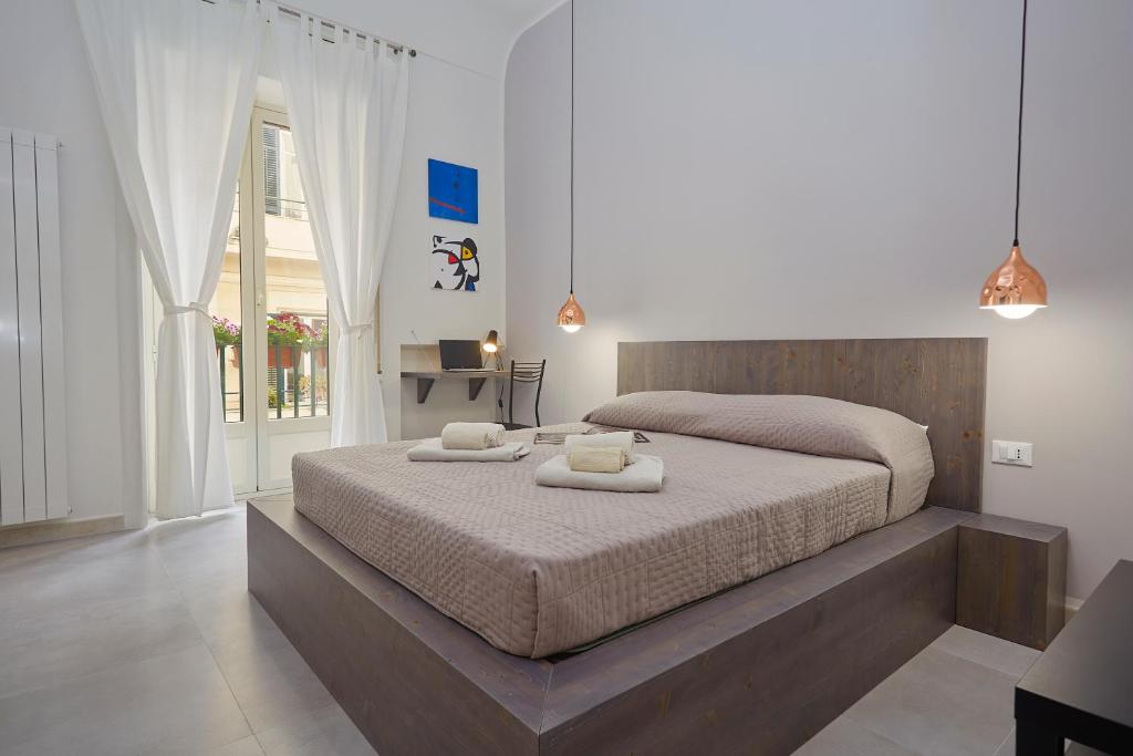 Uma cama ou camas num quarto em Better & Better