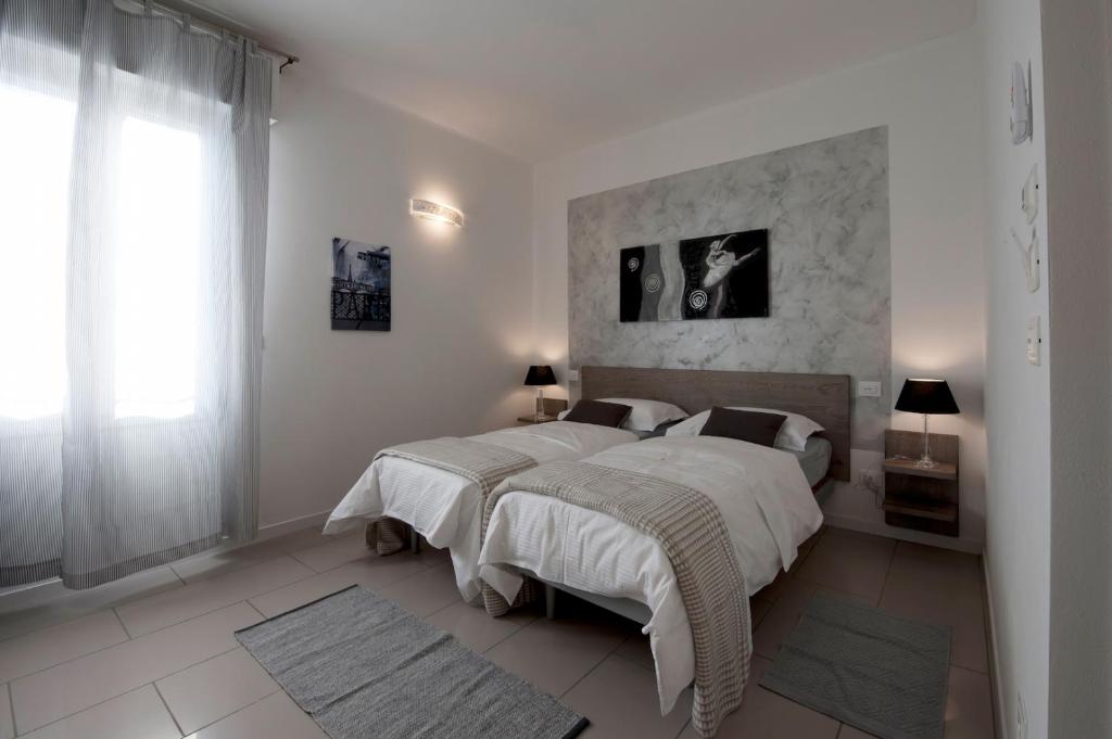 Кровать или кровати в номере Le Suites - di fronte Ospedale Sacro Cuore