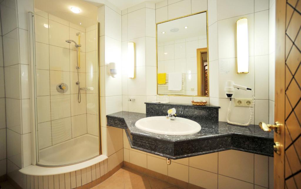 Bilik mandi di Thermal-Badhotel Kirchler