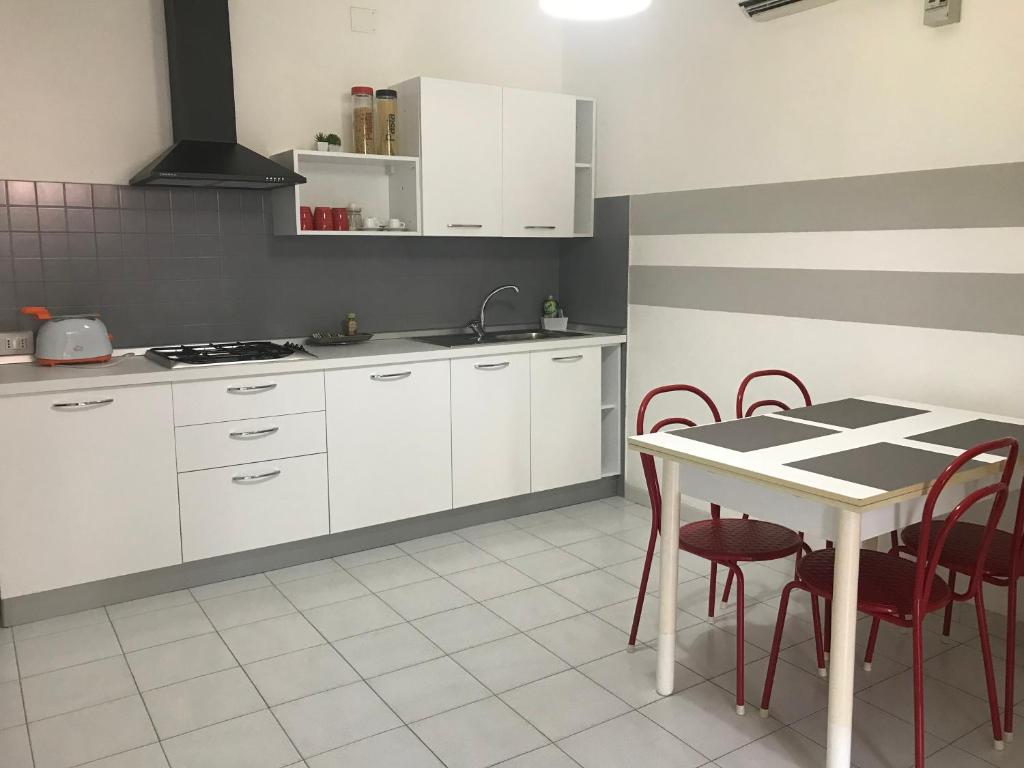 Kuchyňa alebo kuchynka v ubytovaní Appartamenti Le Mimose