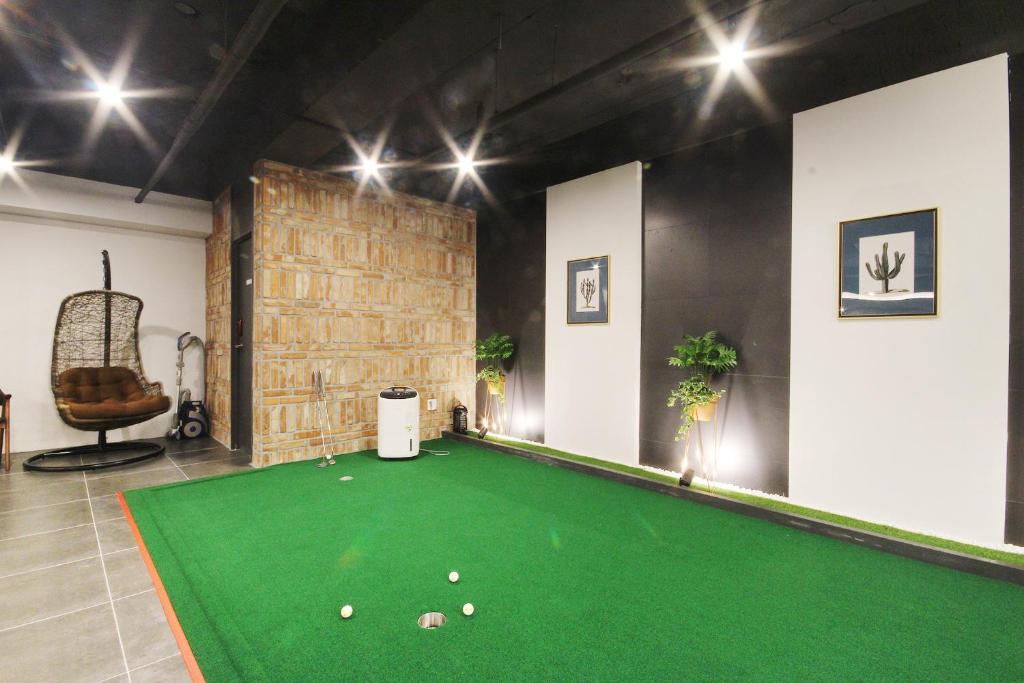 Brown Dot Hotel Seomyeonにあるビリヤード台