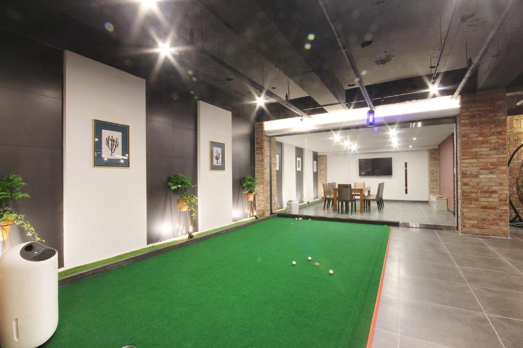 Brown Dot Hotel Seomyeonにあるビリヤード台