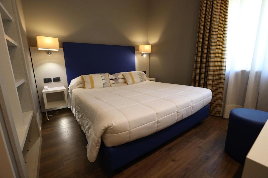 Postel nebo postele na pokoji v ubytování Hotel Umbria