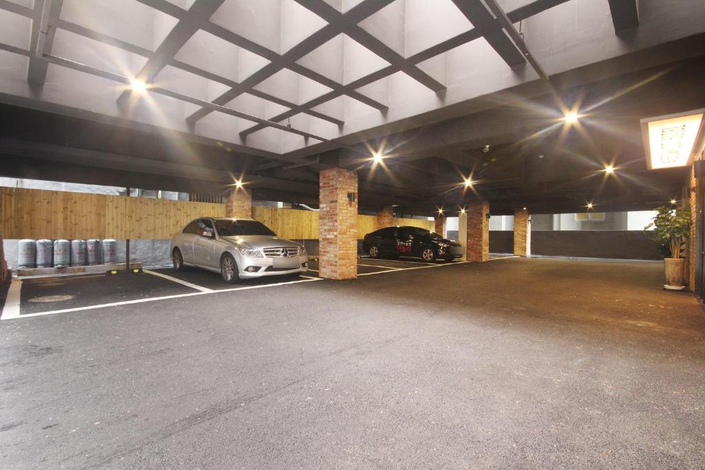 釜山にあるBrown Dot Hotel Seomyeonの駐車場(2台分)