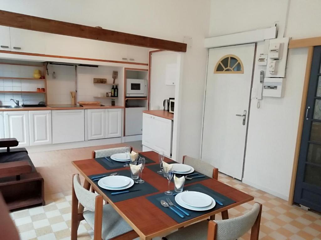 cocina y comedor con mesa y sillas en L'escale en Marsella