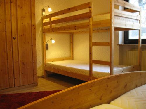 sypialnia z 2 łóżkami piętrowymi w pokoju w obiekcie Ferienhaus Wasgaublick w mieście Bundenthal