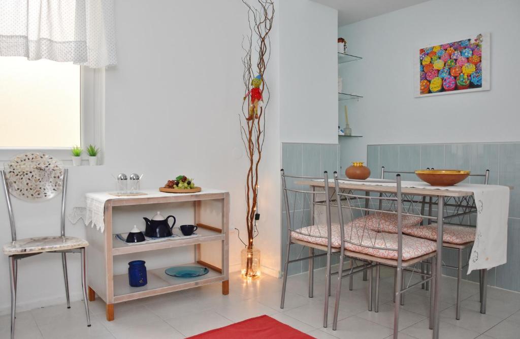 una stanza con tavolo e tavolo e sedie di Short Stay Studio a Salonicco