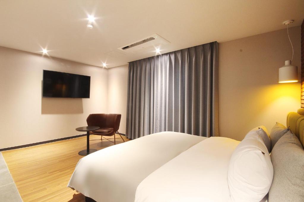 Brown Dot Hotel Seomyeonにあるテレビまたはエンターテインメントセンター