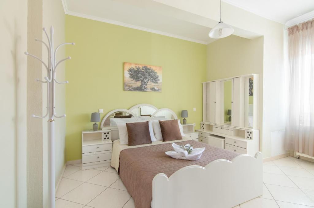 um quarto com uma cama grande e um espelho em Panoramic View House em Skala Kallirachis