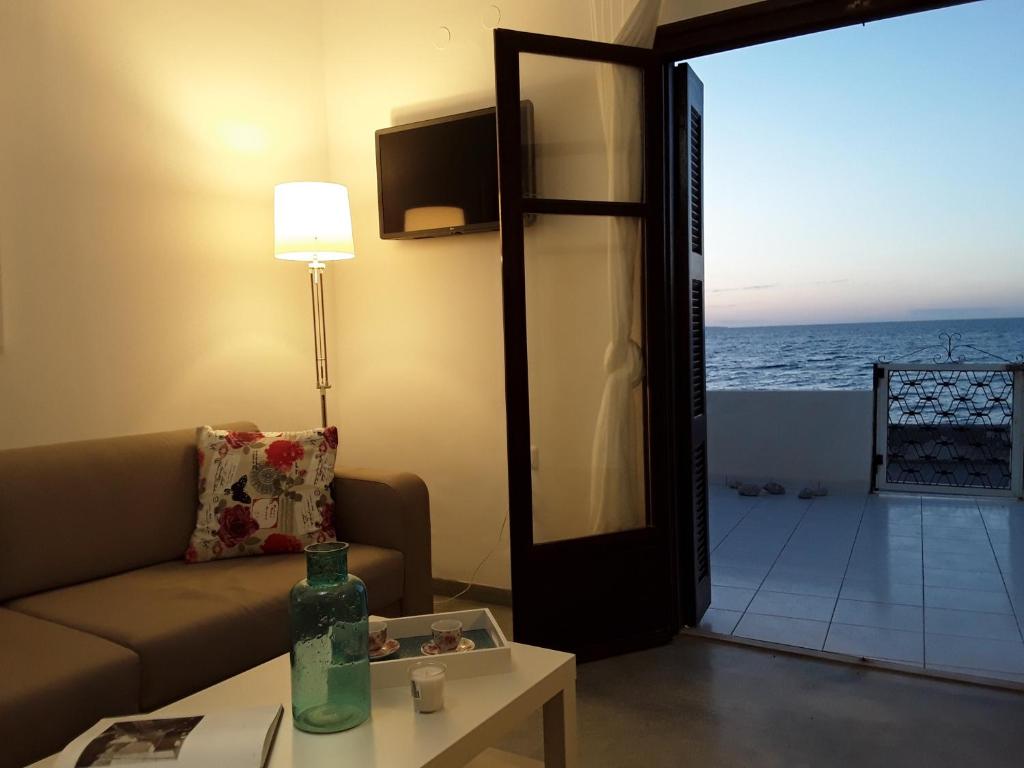 un soggiorno con divano e vista sull'oceano di Waves House a Kíssamos