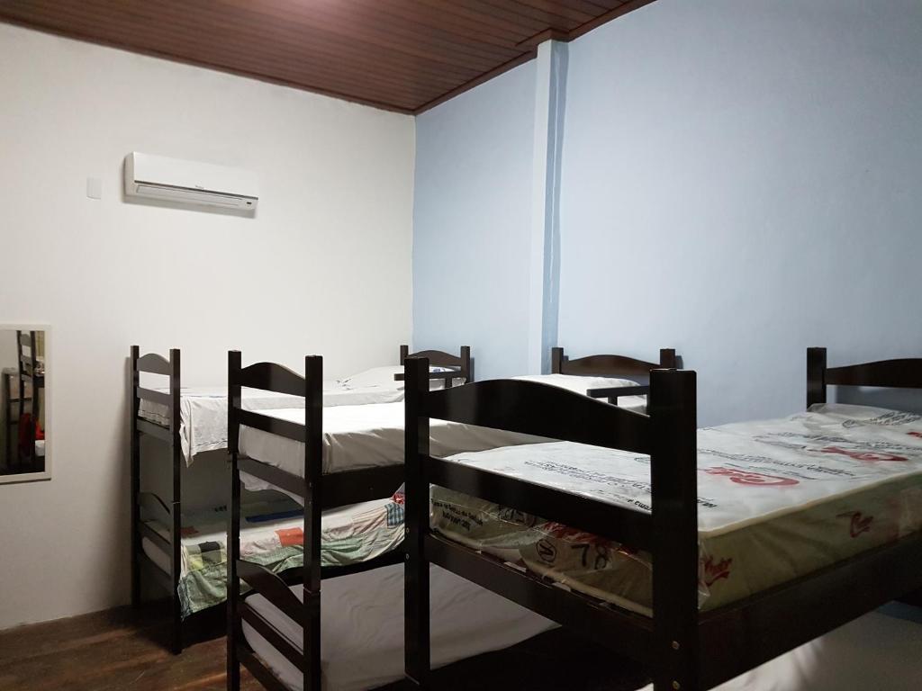 a room with two bunk beds in a room at Hostel Casa de Avany in Cachoeira