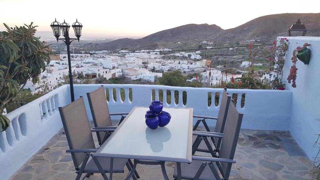 尼哈爾的住宿－Casa-Cueva Nijar，阳台上的白色桌子上有一个蓝色的弓