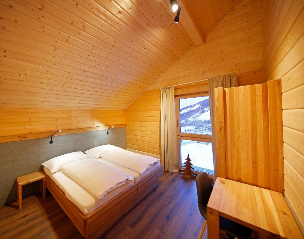 Una cama o camas en una habitación de Bergchalet Raffalt