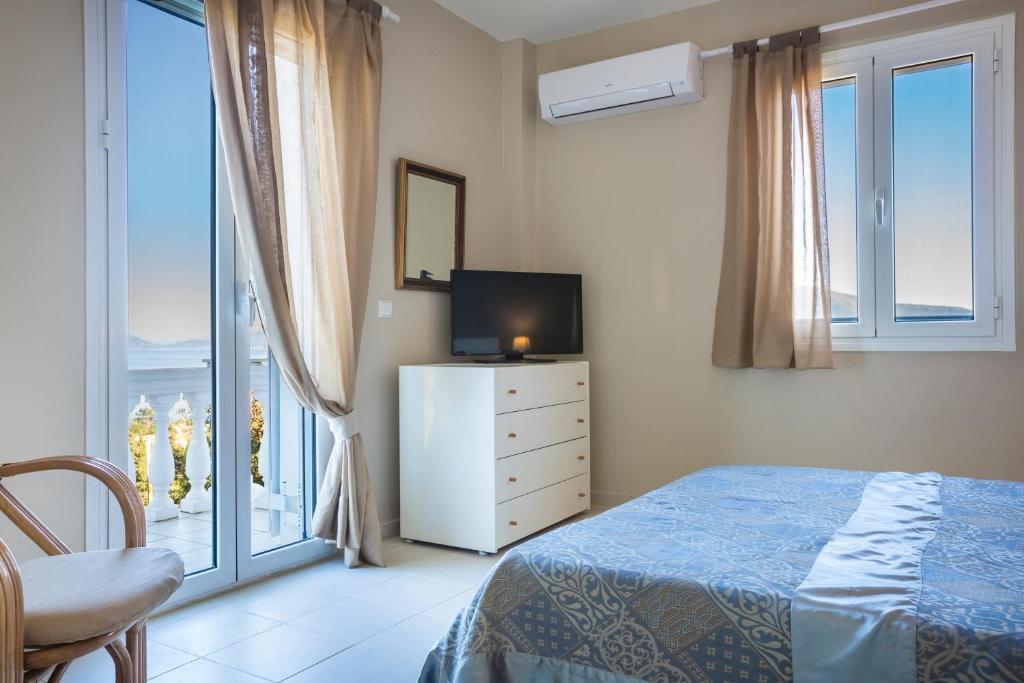 A bed or beds in a room at Villa Serenity