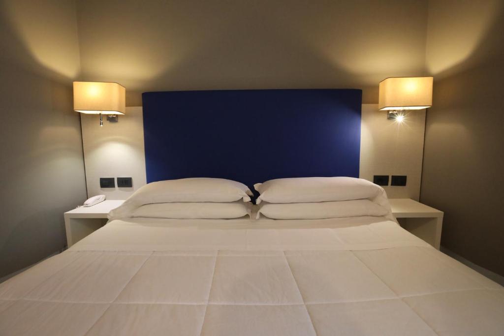 Postel nebo postele na pokoji v ubytování Hotel Umbria