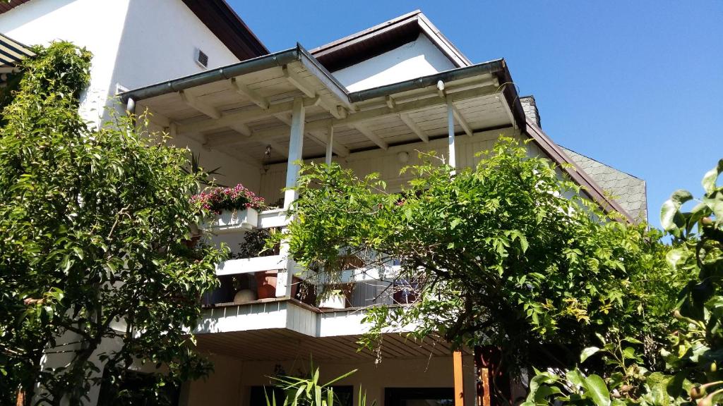 ein Gebäude mit einem Balkon mit Pflanzen in der Unterkunft Rosenblick in Zingst