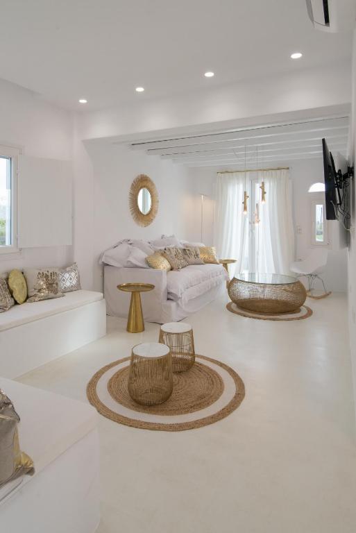 Posezení v ubytování Luana Boutique Villa at Plaka Beach with Private Pool