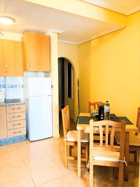 Zdjęcie z galerii obiektu Apartamento Sol y Mar 300m al Playa w mieście Torrevieja