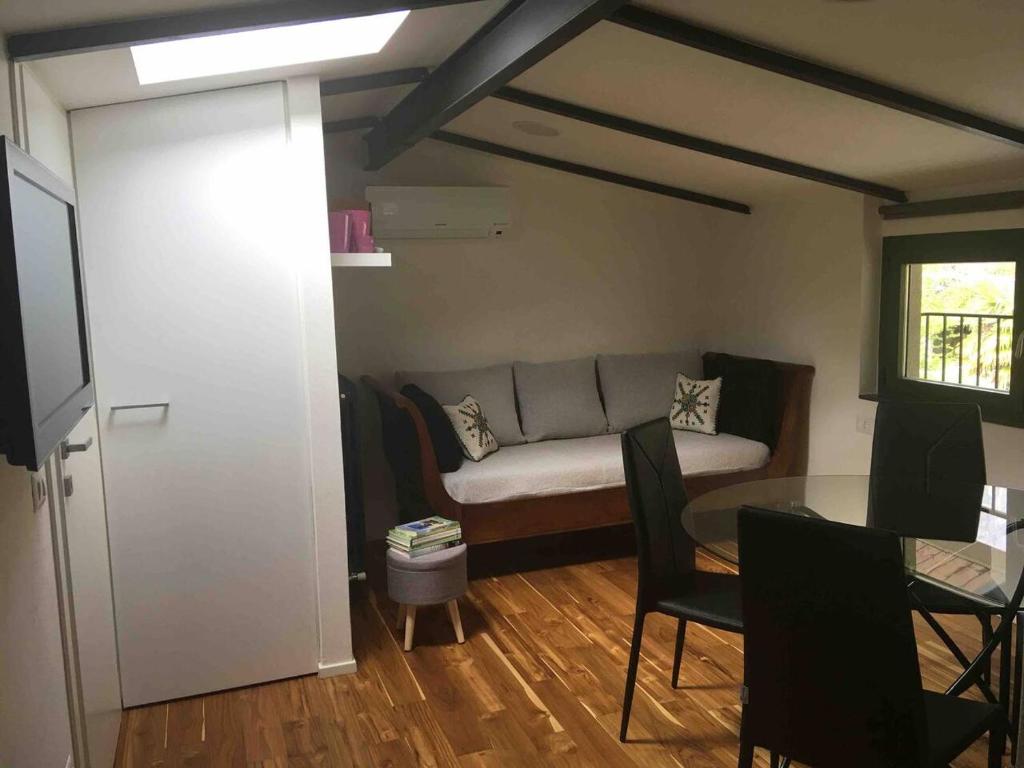 een woonkamer met een bank en een tafel bij La casa degli ulivi in Lierna